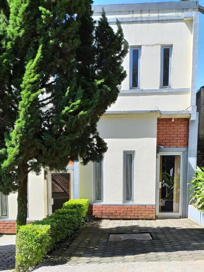 Villa Beverly Lembang Exterior photo
