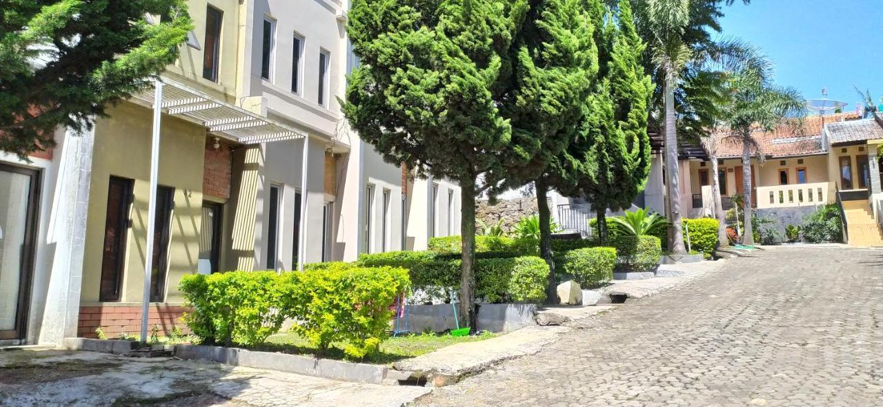 Villa Beverly Lembang Exterior photo